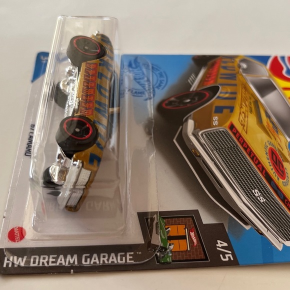Hot Wheels 2021 Gold '67 Camaro 110/250 HW Dream Garage 4/5 - Picture 4 of 6